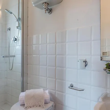 Lemura 16&4, Emma Villa *