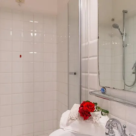 Lemura 16&4, Emma Villa Panicale