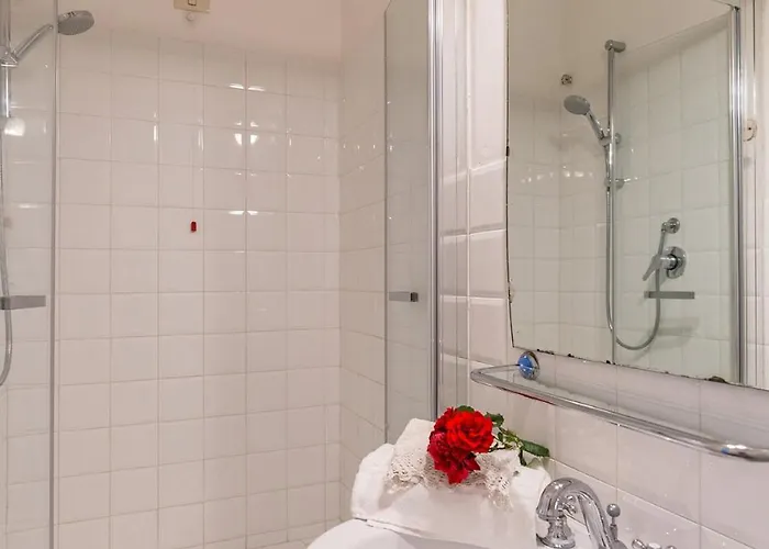 Lemura 16&4, Emma Villa Panicale